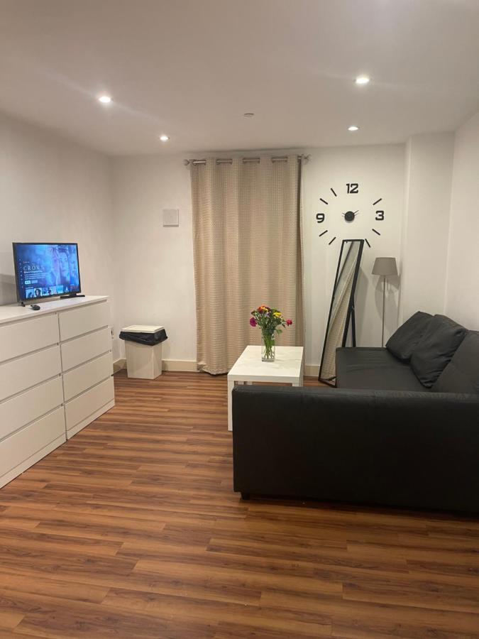 Lovely Luxury 1-Bed Apartment In Wembley 런던 외부 사진