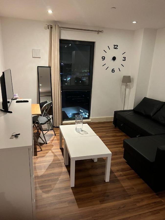 Lovely Luxury 1-Bed Apartment In Wembley 런던 외부 사진