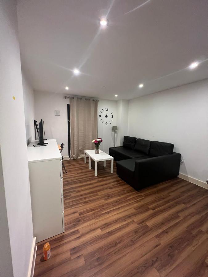 Lovely Luxury 1-Bed Apartment In Wembley 런던 외부 사진